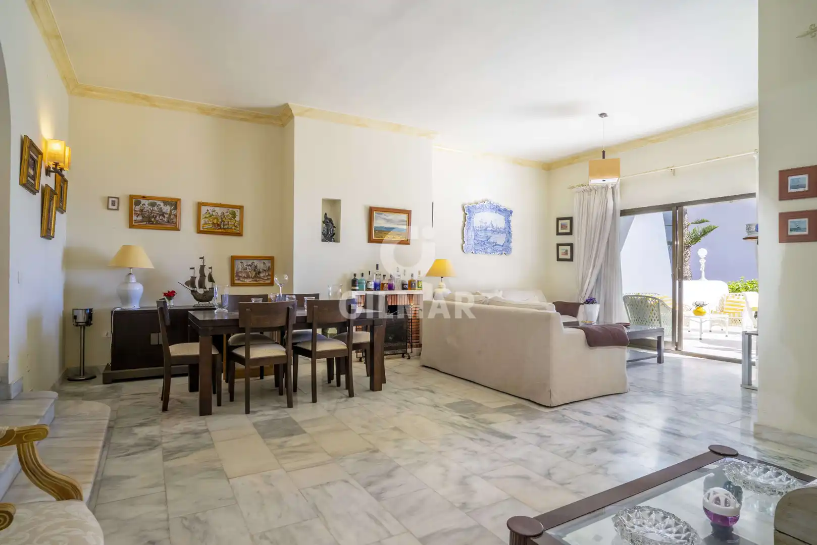 Wohnzimmer von Einfamilien-Reihenhaus zum Verkauf in Marbella mit Heizung, Privatgarten und Schwimmbad