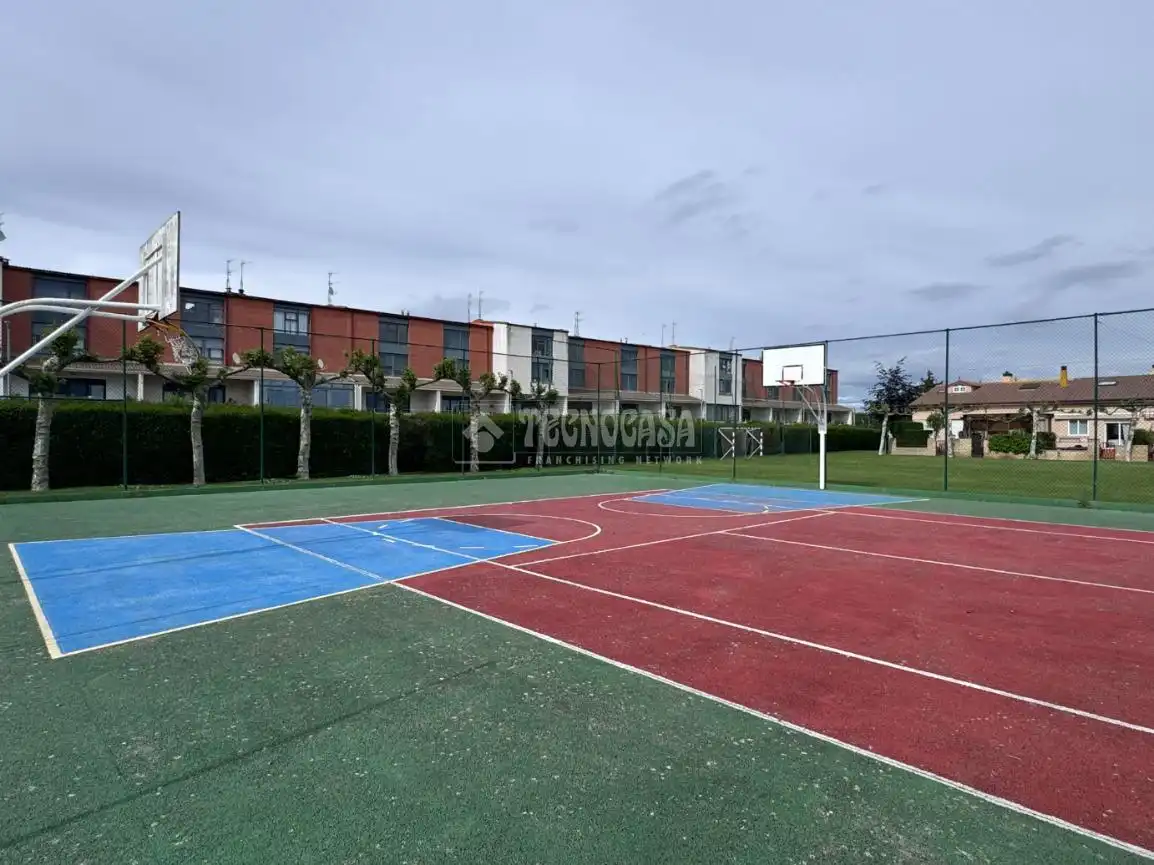 Vista exterior de Casa adosada en venda en Villasabariego amb Domòtica i Piscina comunitària