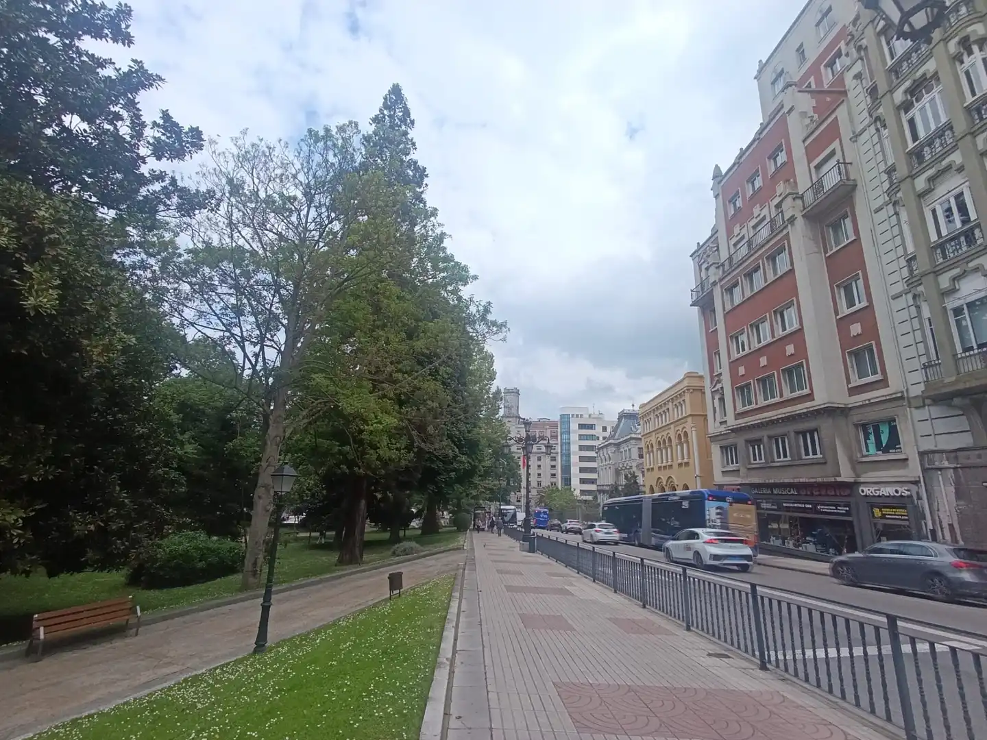 Vista exterior de Piso en venta en Oviedo  con Calefacción