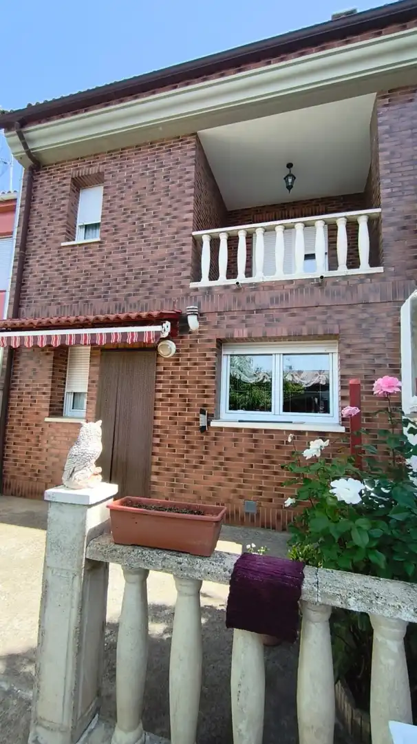Außenansicht von Einfamilien-Reihenhaus zum Verkauf in El Burgo Ranero  mit Heizung, Privatgarten und Parkett