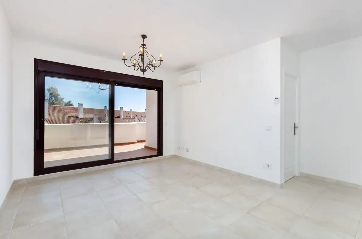 Sala de estar de Piso en venta en Marbella con Aire acondicionado, Jardín privado y Parquet