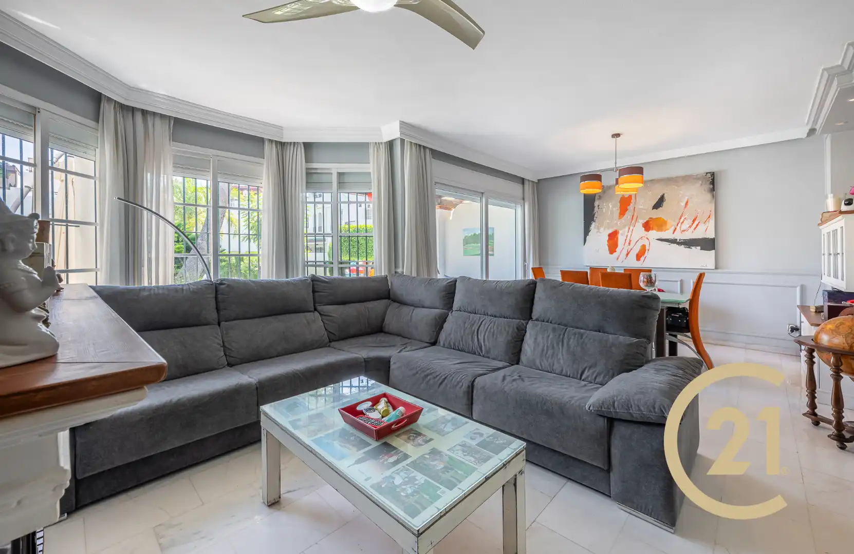Sala de estar de Casa adosada en venta en Marbella con Aire acondicionado, Terraza y Piscina comunitaria