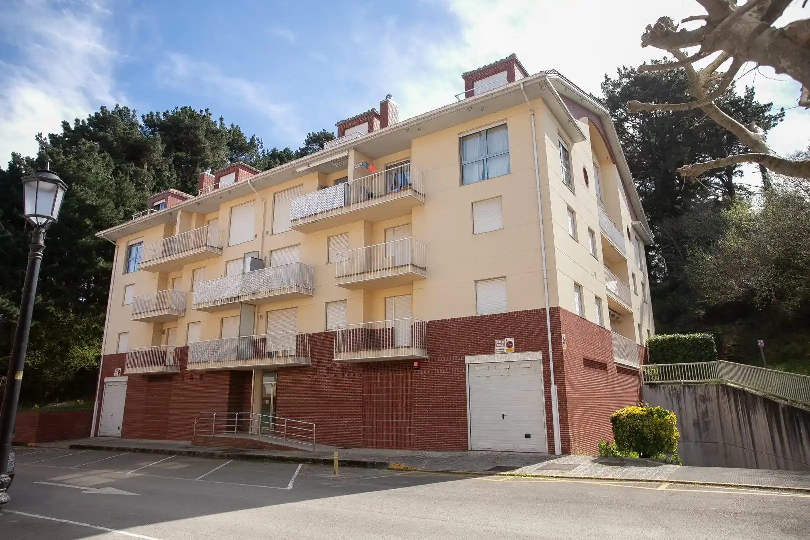 Vista exterior de Piso en venta en San Vicente de la Barquera con Calefacción y Balcón