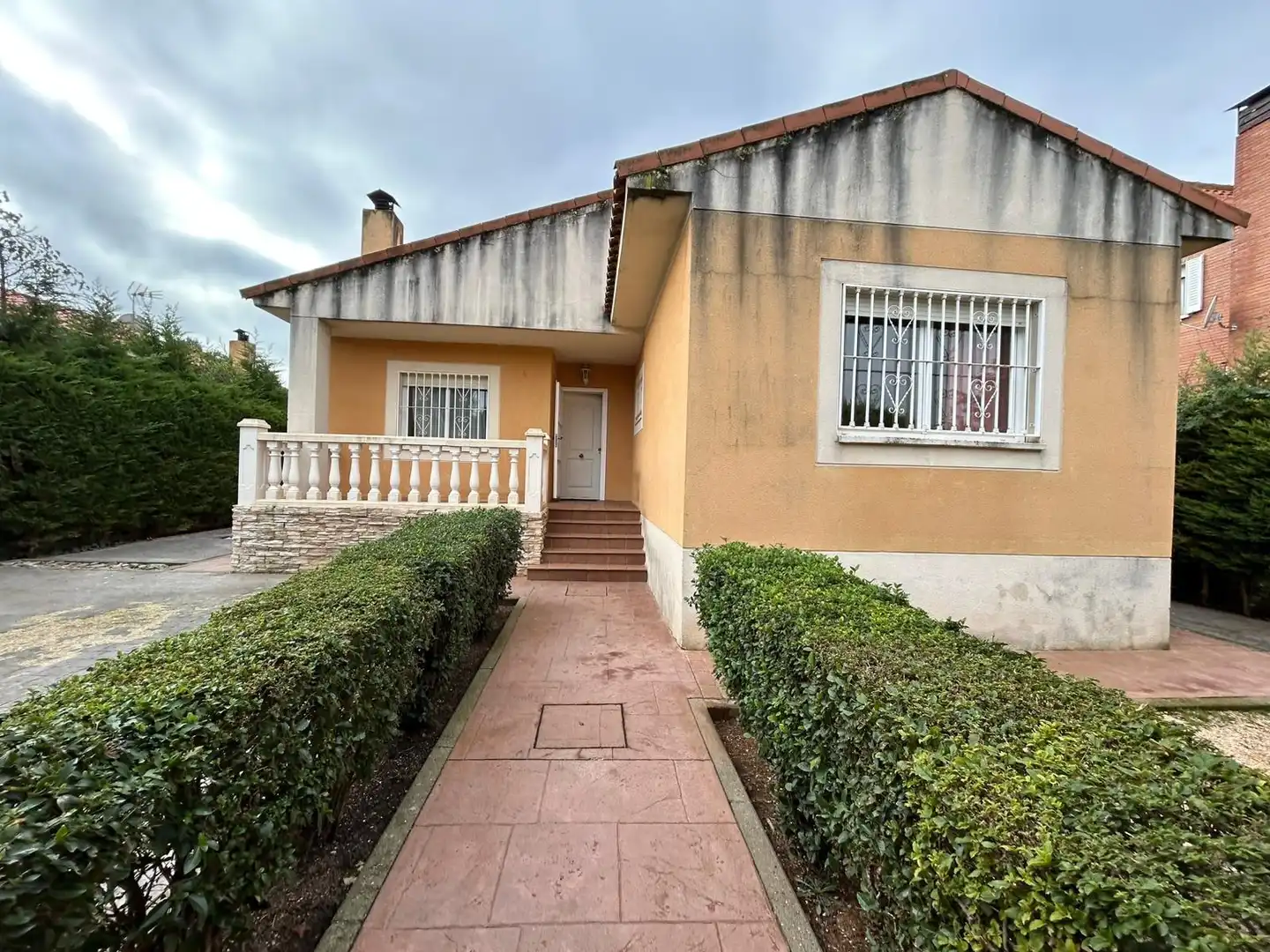 Vista exterior de Casa o xalet en venda en Pioz amb Calefacció, Jardí privat i Alarma