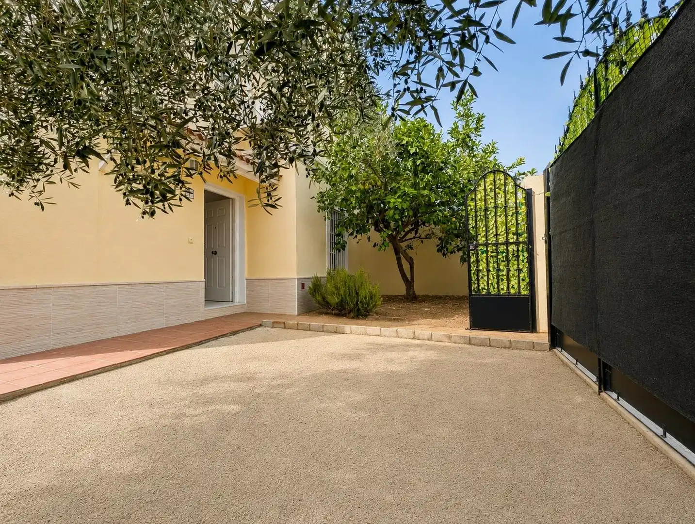 Casa amb jardí en venda a Sanlúcar la Mayor, imagen 2