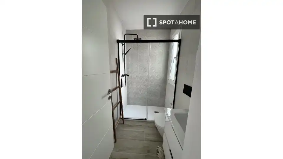 Badezimmer von Wohnung zur untervermieten in L'Hospitalet de Llobregat mit Klimaanlage, Heizung und Terrasse