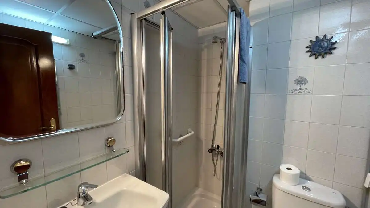 Bathroom of Flat for rent in Granada  with Air Conditioner, Heating and Terrace