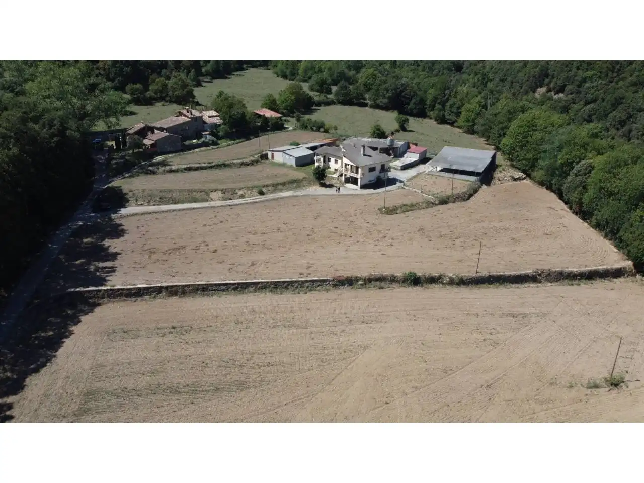Finca rústica en venda en La Vall d'en Bas amb Calefacció, Jardí privat i Terrassa