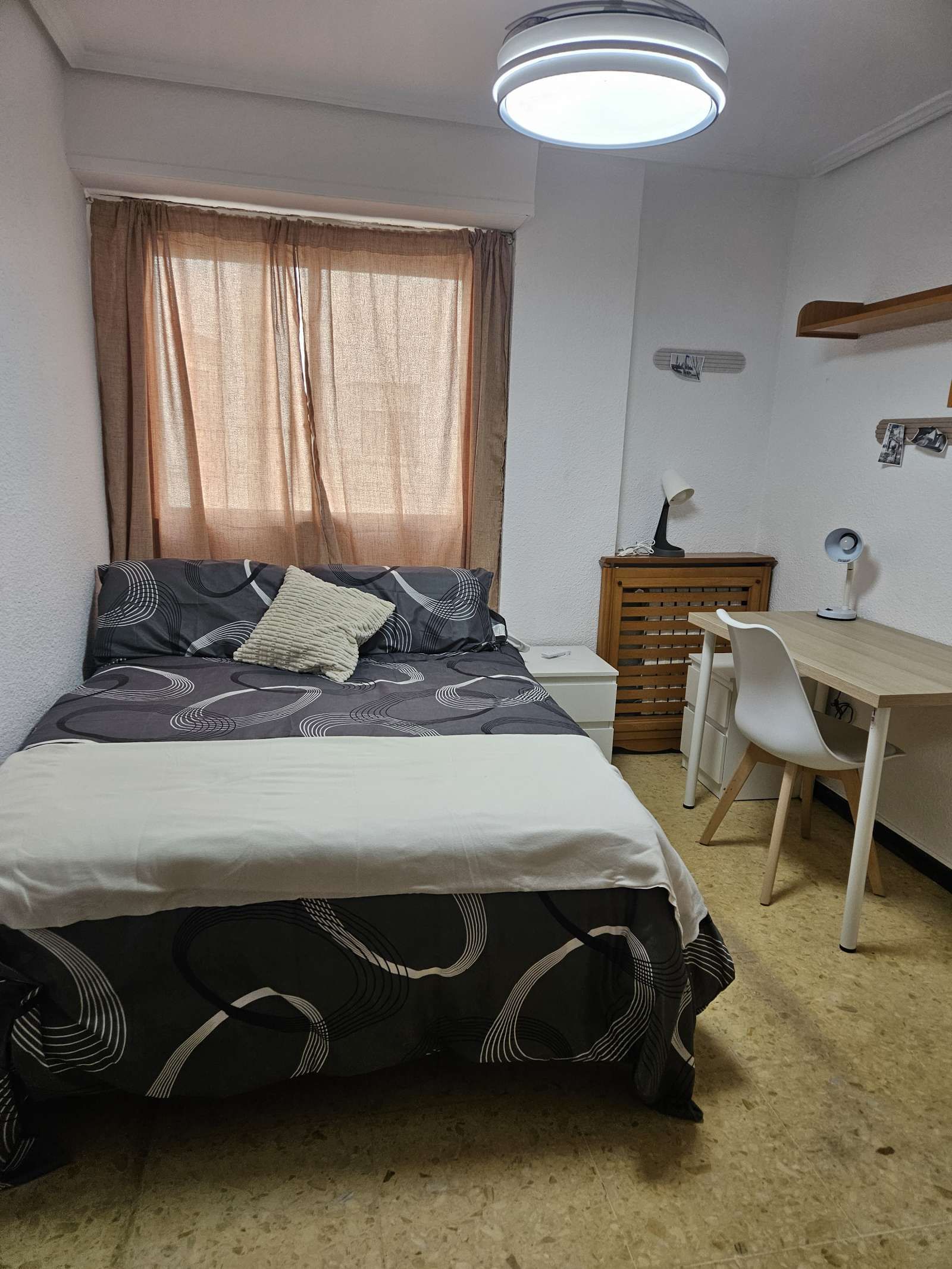 Bedroom of Flat to share in  Zaragoza Capital  with Air Conditioner and Terrace