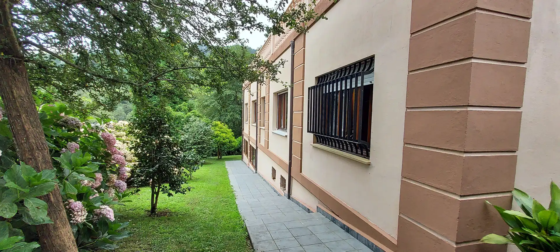 Vista exterior de Finca rústica en venda en Salas amb Calefacció, Jardí privat i Parquet