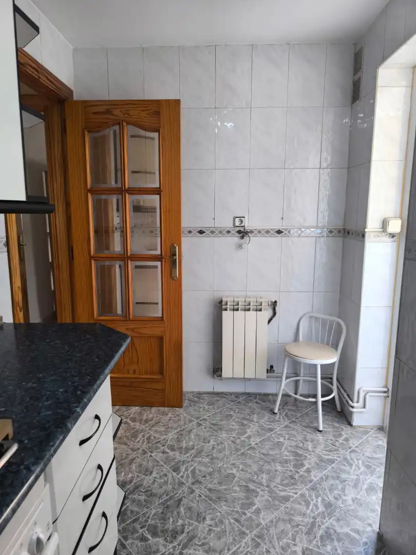 Cuina de Pis de lloguer en Granada amb Aire condicionat, Calefacció i Moblat