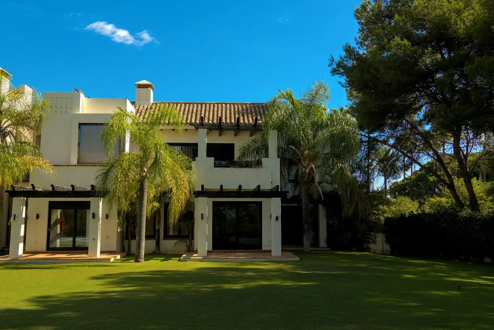 Vista exterior de Casa o xalet en venda en Marbella amb Aire condicionat, Jardí privat i Parquet