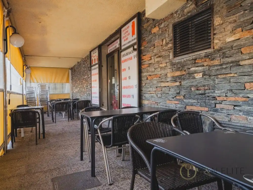 Local comercial en venta en Avenida Monteclaro, imagen 2
