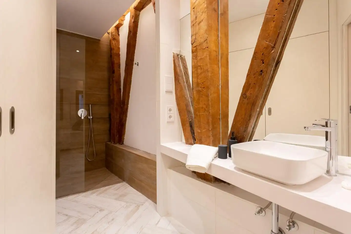 Bathroom of Ground floor for sale in Madrid  with Air Conditioner and Heating