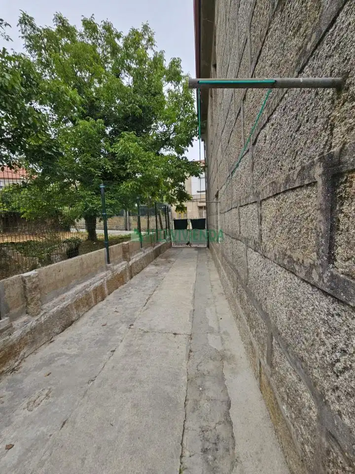 Aparcament de Casa o xalet en venda en Vigo  amb Calefacció, Jardí privat i Parquet