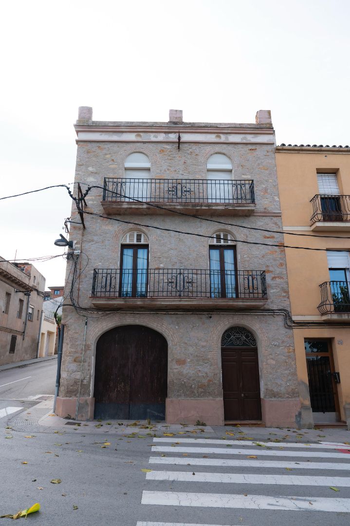 Vista exterior de Casa adosada en venta en Sant Martí de Tous con Parquet, Terraza y Balcón