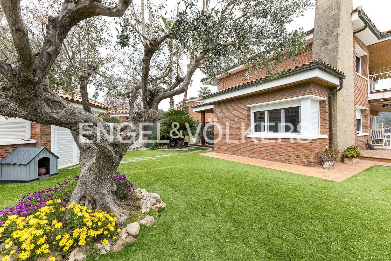 Vista exterior de Casa o xalet en venda en Sant Just Desvern amb Aire condicionat, Calefacció i Jardí privat