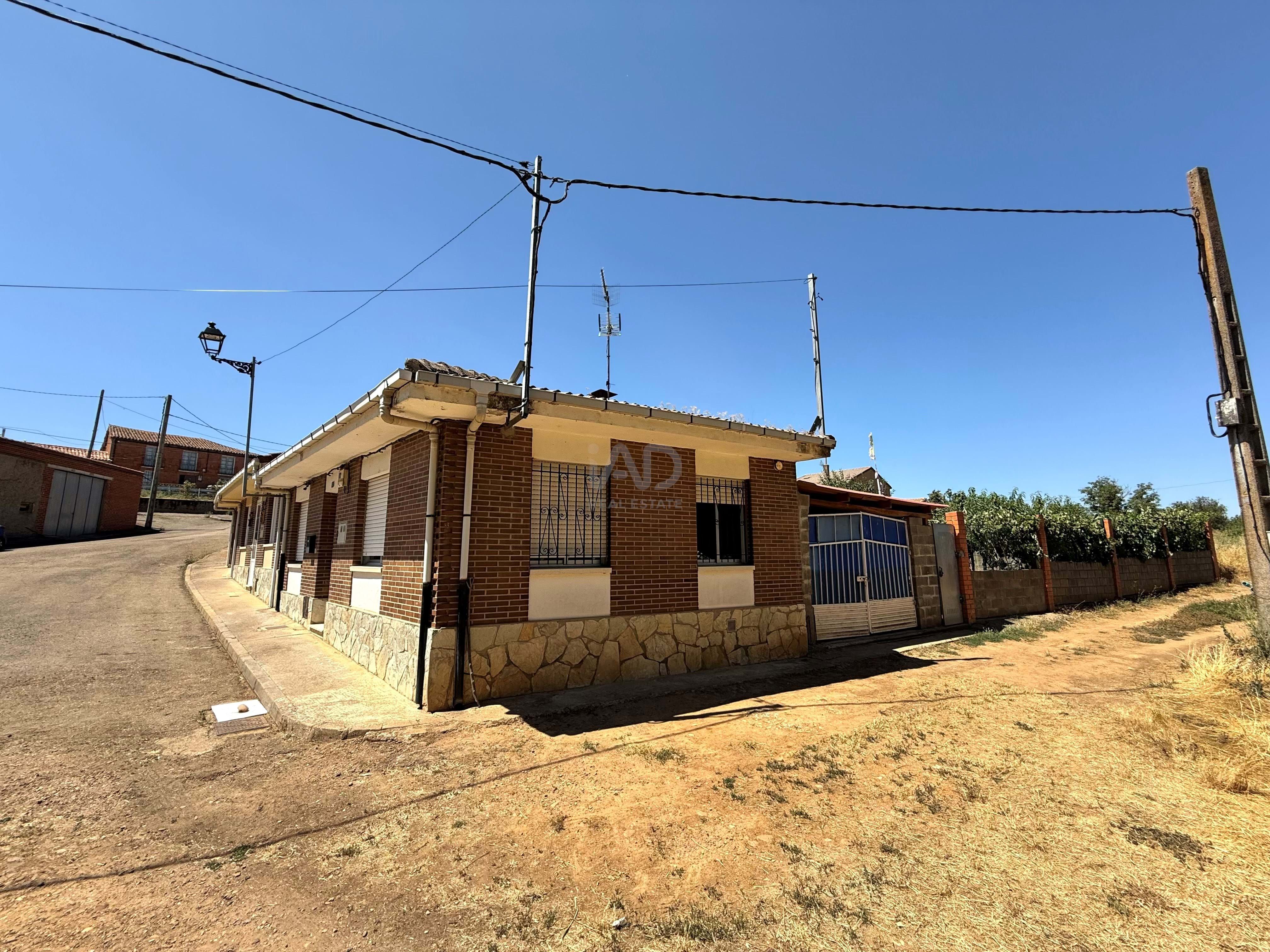 Vista exterior de Casa adosada en venta en Villamañán con Calefacción