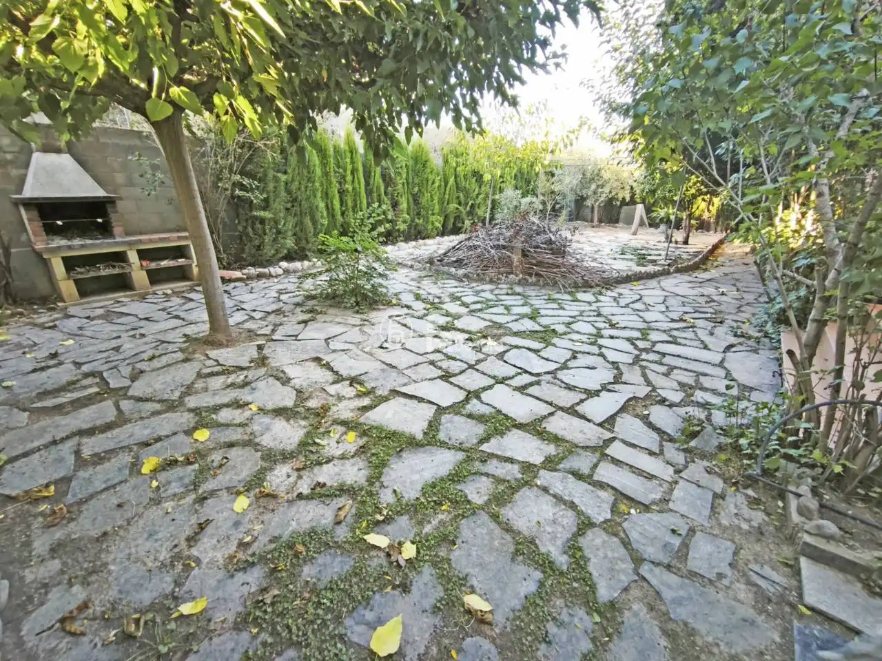 Casa aparellada amb jardí en venda a Avenida Lluís Companys
