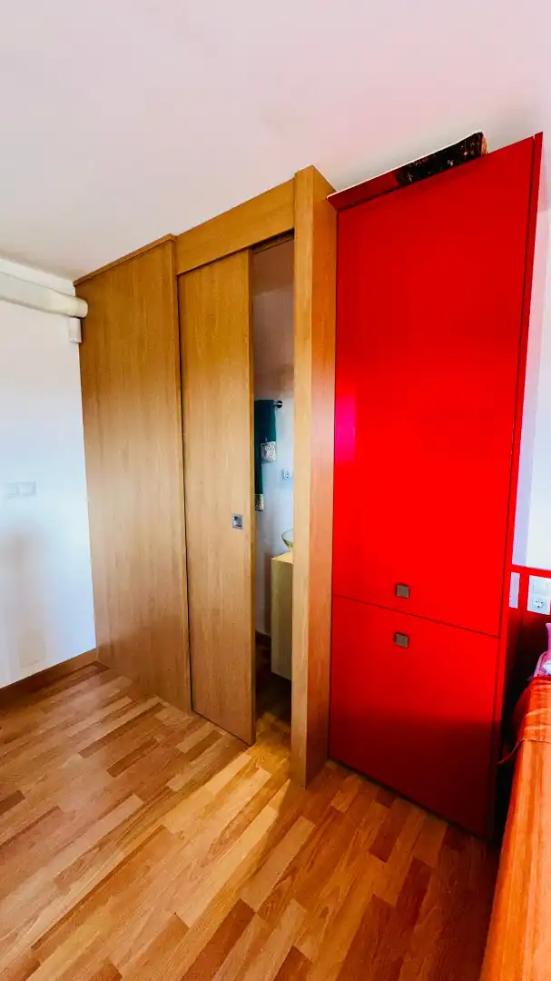 Schlafzimmer von Dachboden zum Verkauf in L'Estartit mit Klimaanlage, Heizung und Parkett