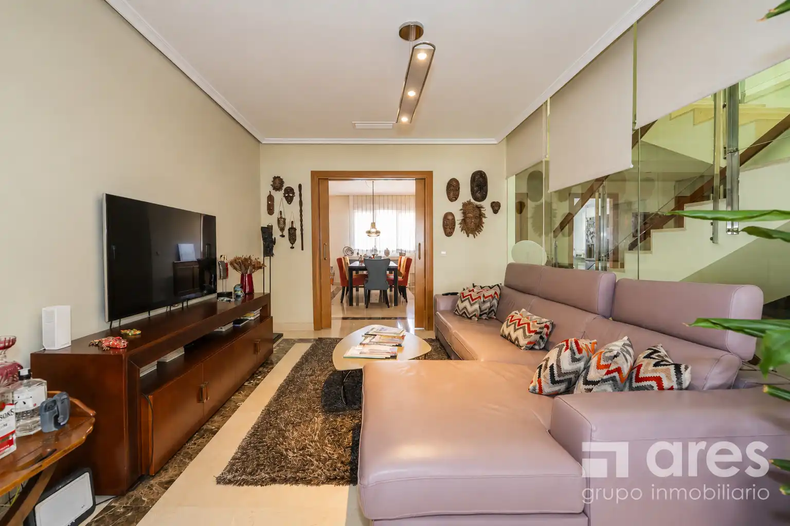 Sala d'estar de Casa o xalet en venda en Las Rozas de Madrid amb Aire condicionat, Calefacció i Jardí privat