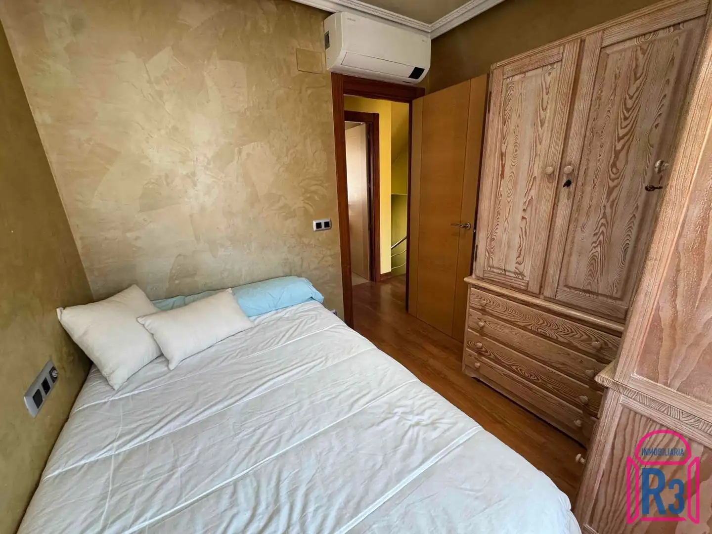 Dormitori de Casa o xalet en venda en León Capital  amb Calefacció, Terrassa i Traster