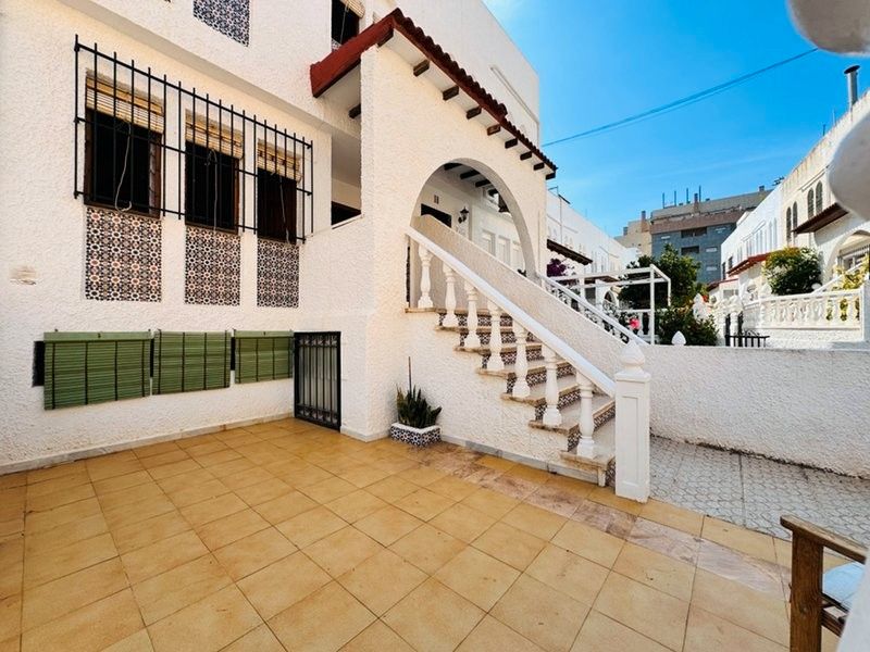 Vista exterior de Casa o xalet en venda en Torrevieja amb Terrassa, Traster i Moblat