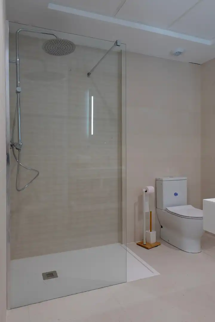 Baño de Apartamento en venta en Marbella con Terraza, Amueblado y Balcón