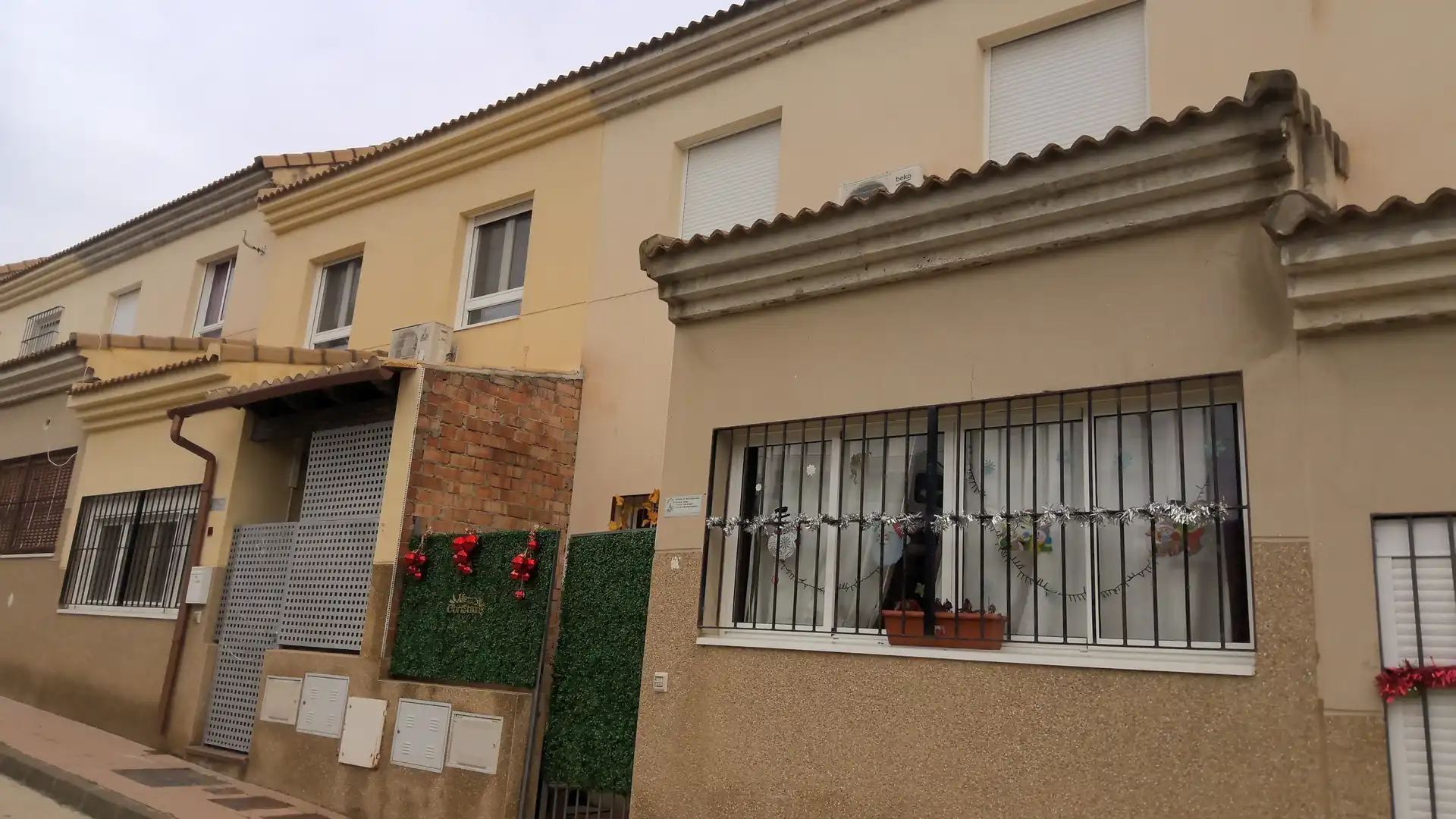 Vista exterior de Casa adosada en venda en Pizarra amb Piscina i Balcó