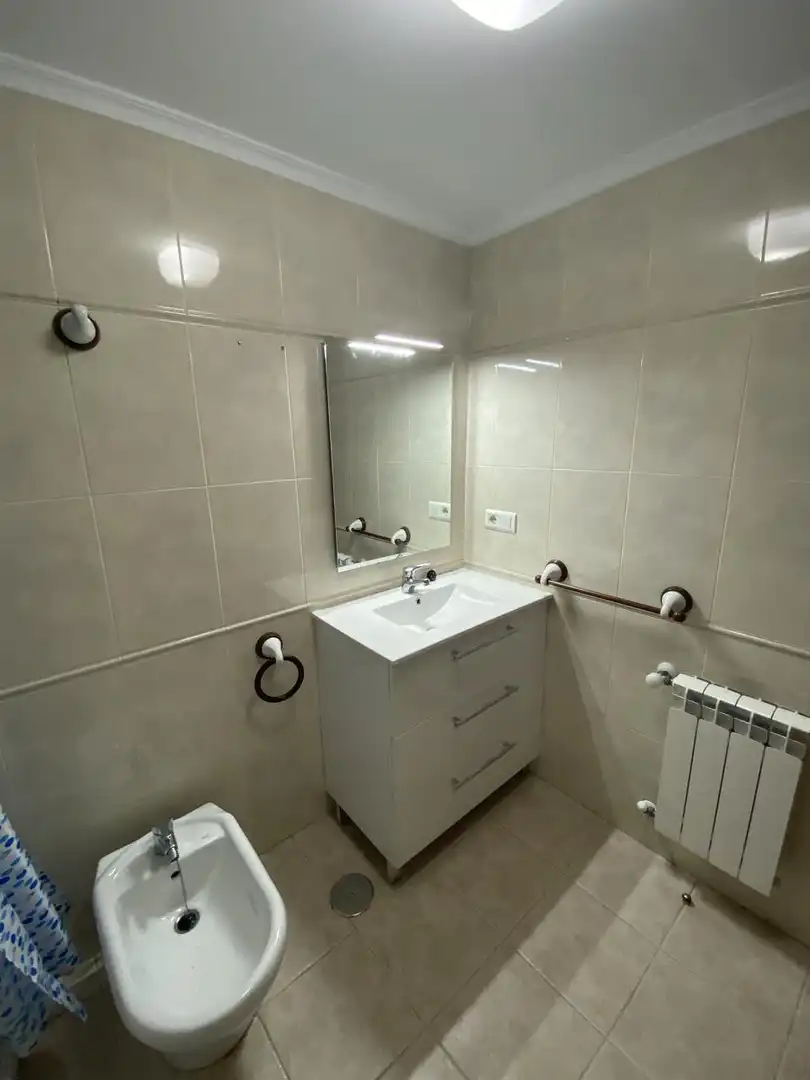 Baño de Piso de alquiler en A Coruña Capital  con Calefacción y Amueblado