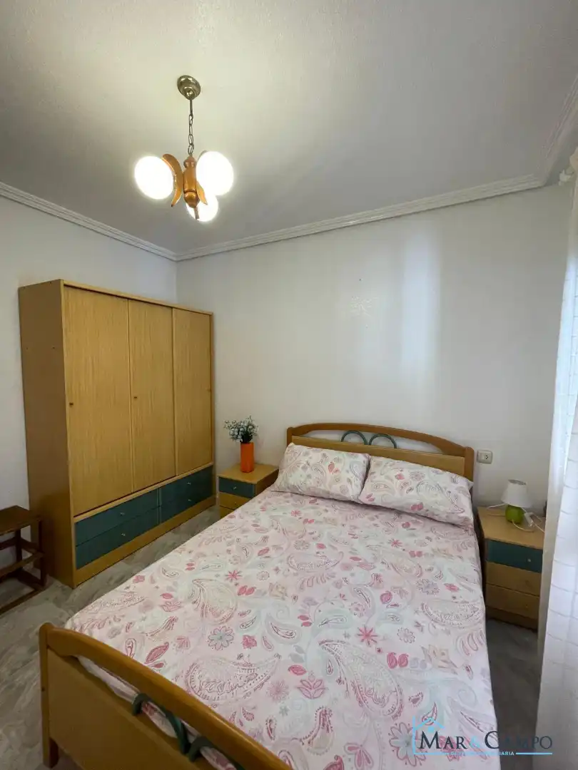 Dormitori de Casa adosada en venda en Los Alcázares amb Aire condicionat, Jardí privat i Moblat