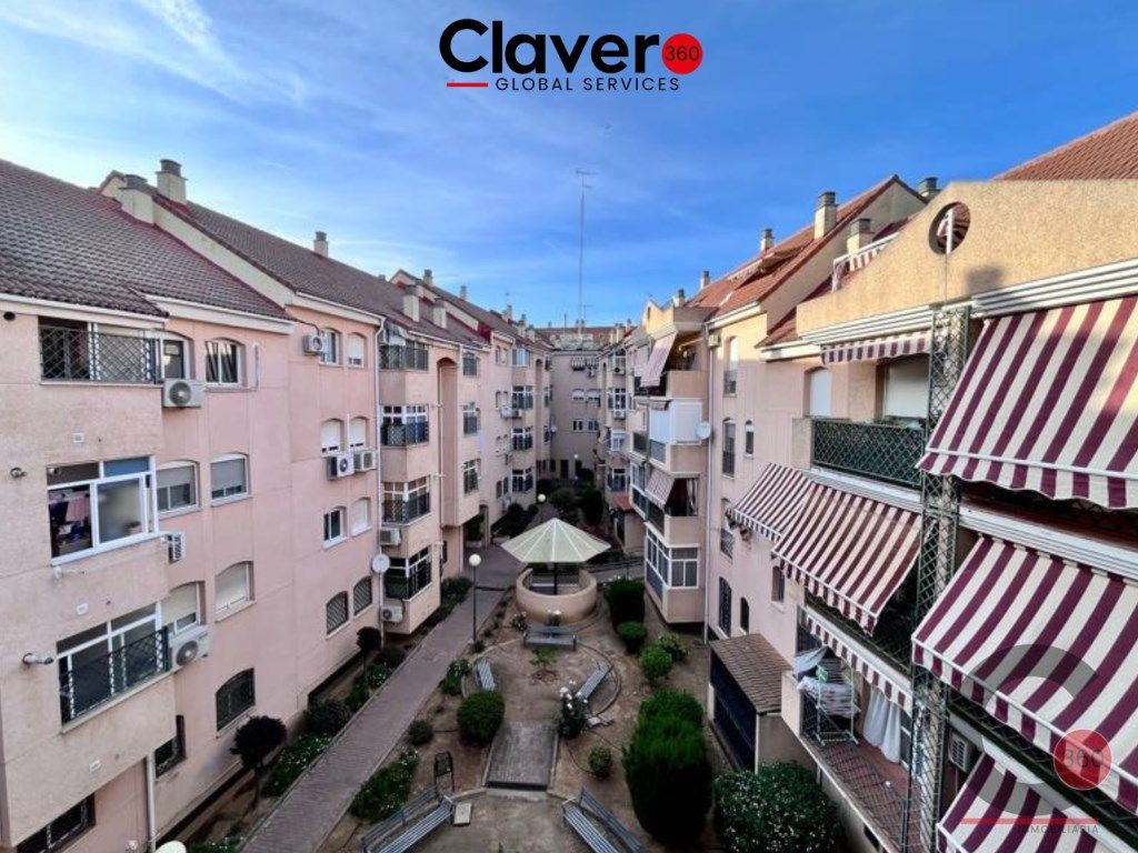 Vista exterior de Àtic en venda en Badajoz Capital amb Aire condicionat, Jardí privat i Terrassa