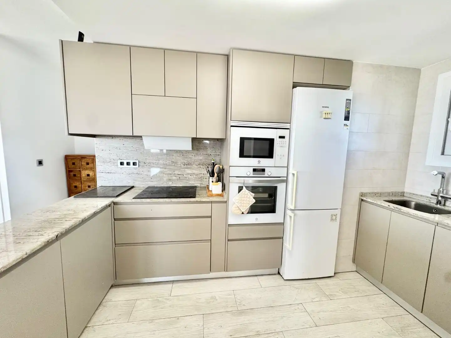 Cuina de Apartament de lloguer en Torrevieja amb Piscina, Moblat i Rentadora