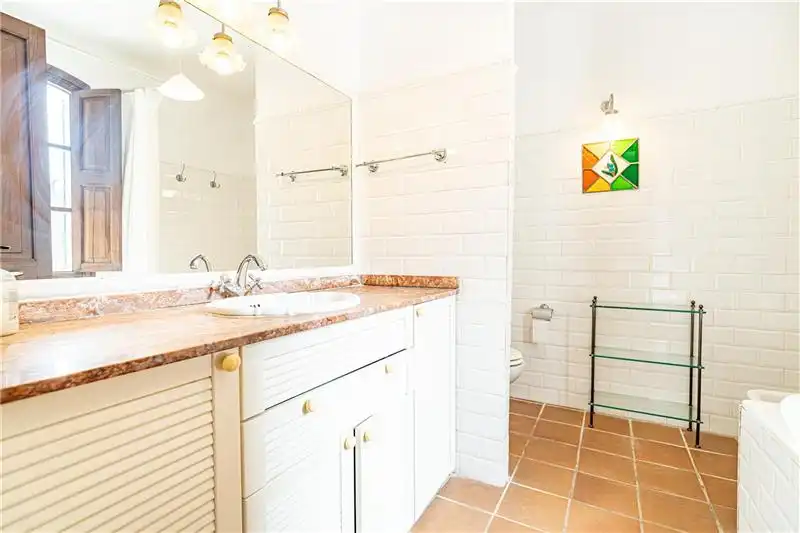Badezimmer von Country house zum Verkauf in Calvià mit Heizung, Privatgarten und Terrasse