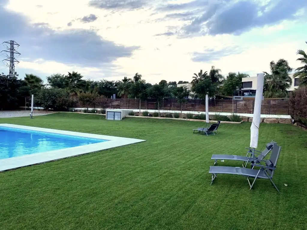 Piscina de Casa adosada en venta en Mataró con Aire acondicionado, Calefacción y Jardín privado