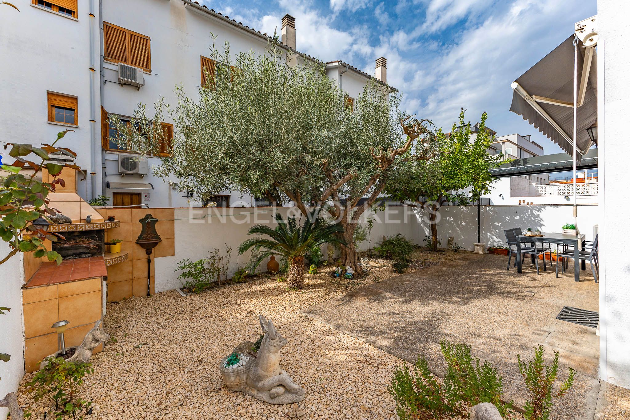 Vista exterior de Casa adosada en venda en Cerdanyola del Vallès amb Aire condicionat, Calefacció i Jardí privat