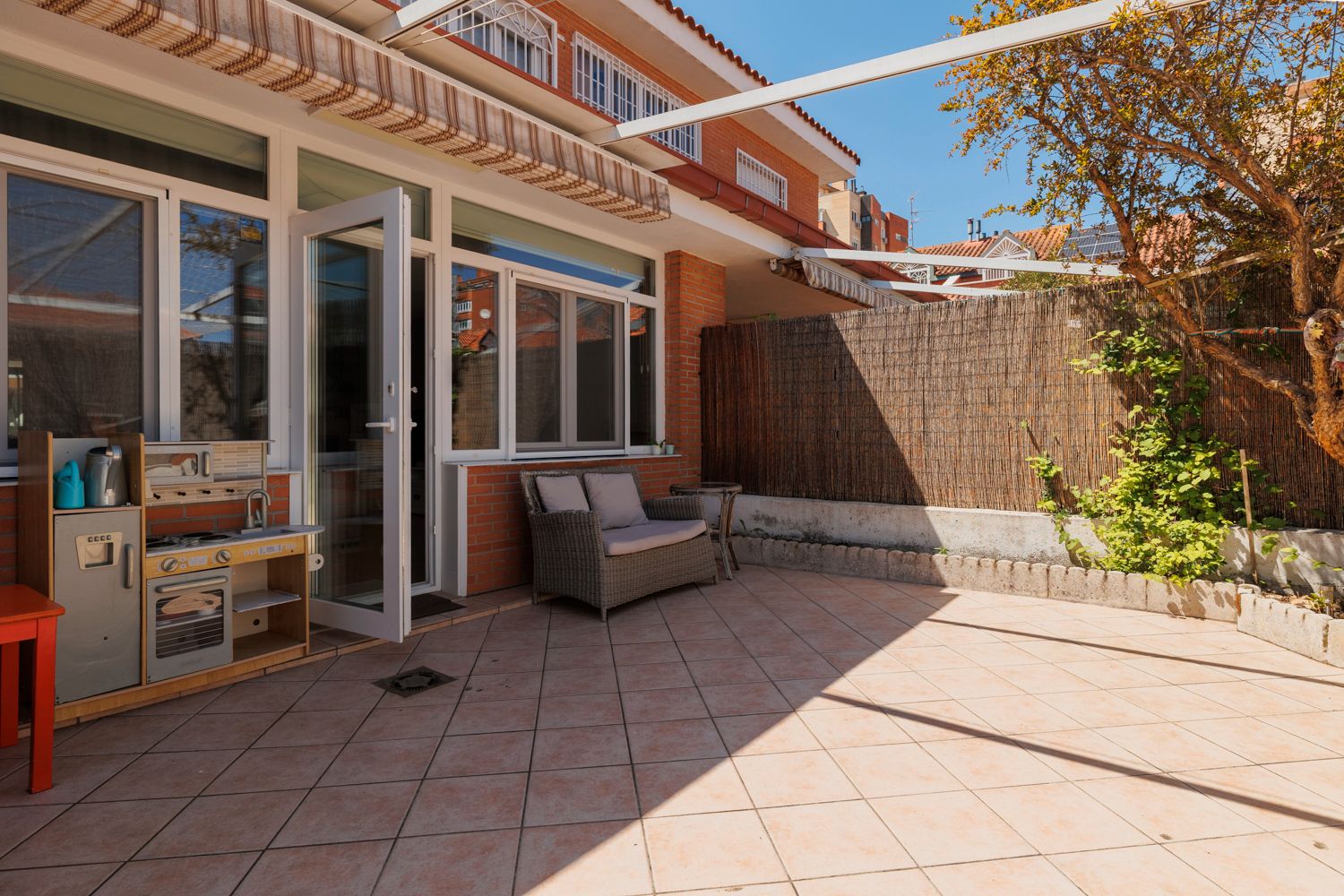 Terrassa de Casa adosada en venda en Fuenlabrada amb Aire condicionat, Calefacció i Jardí privat