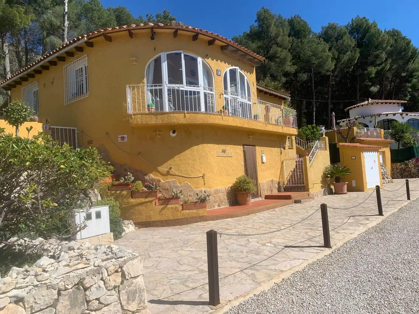 Casa con jardín en venta en Alcalalí