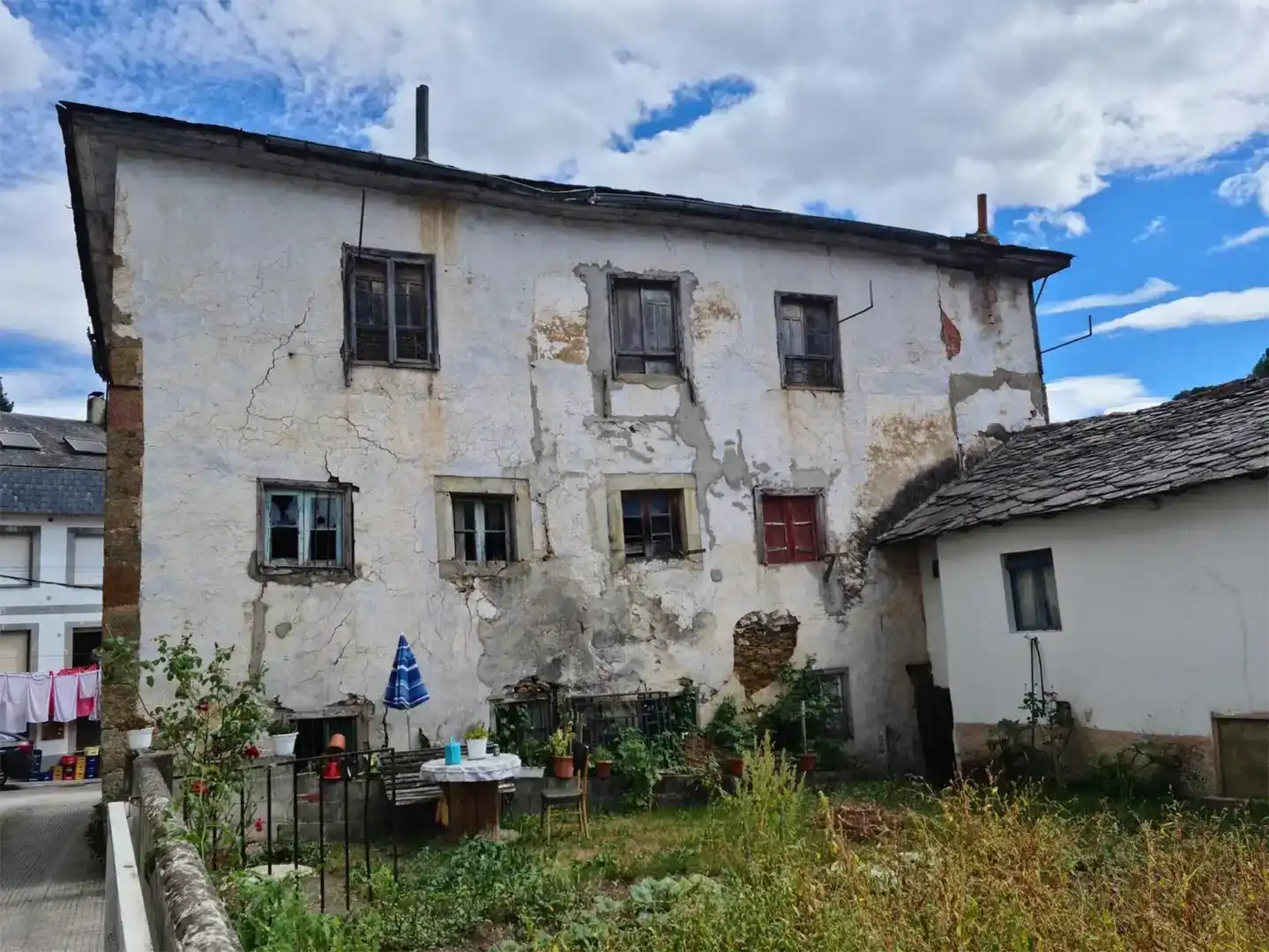 Vista exterior de Casa adosada en venda en Tineo amb Balcó