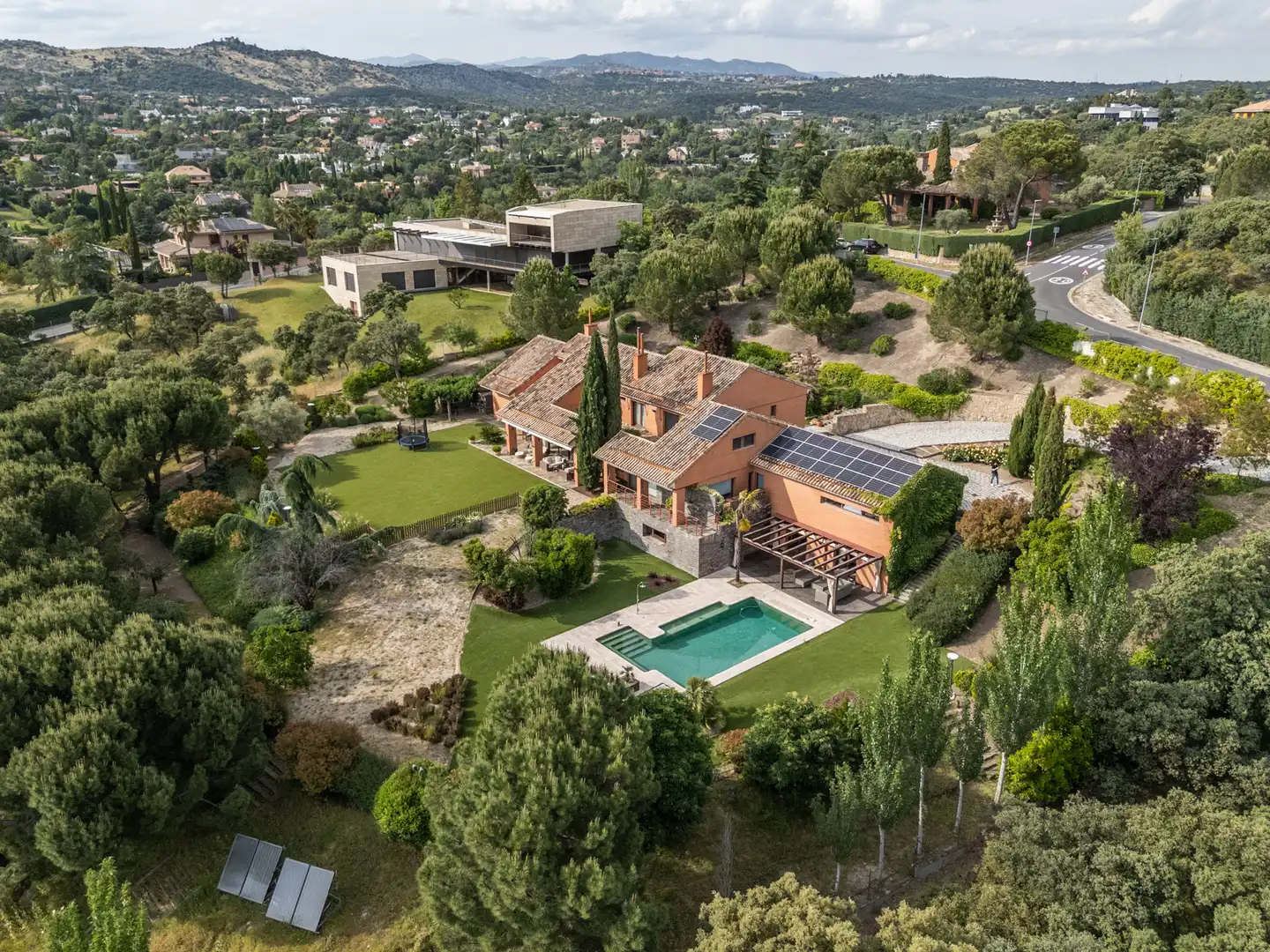 Vista exterior de Casa o xalet en venda en Las Rozas de Madrid amb Aire condicionat, Calefacció i Jardí privat