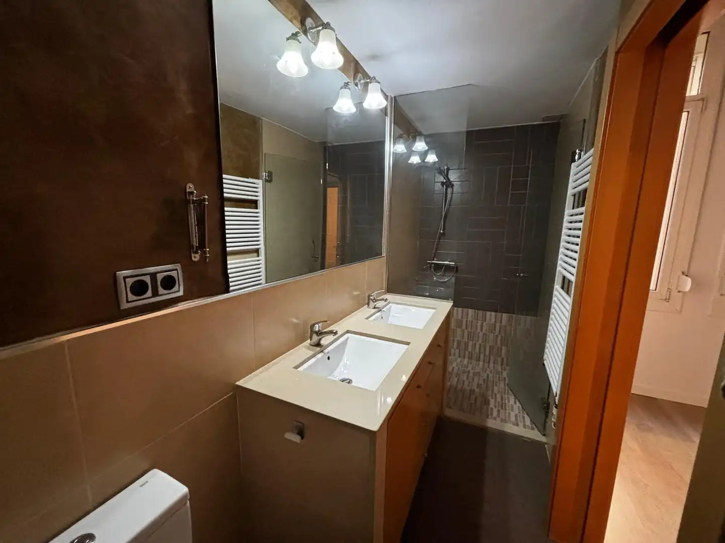 Badezimmer von Erdgeschoss zum Verkauf in Badalona mit Klimaanlage, Heizung und Parkett
