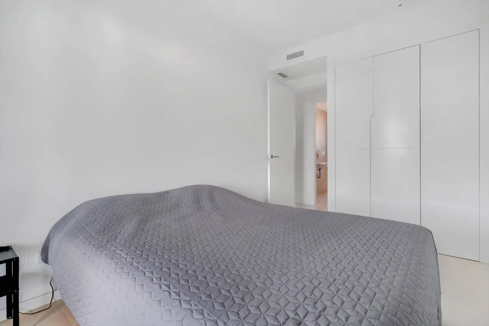 Dormitori de Apartament en venda en Fuengirola amb Aire condicionat, Jardí privat i Terrassa