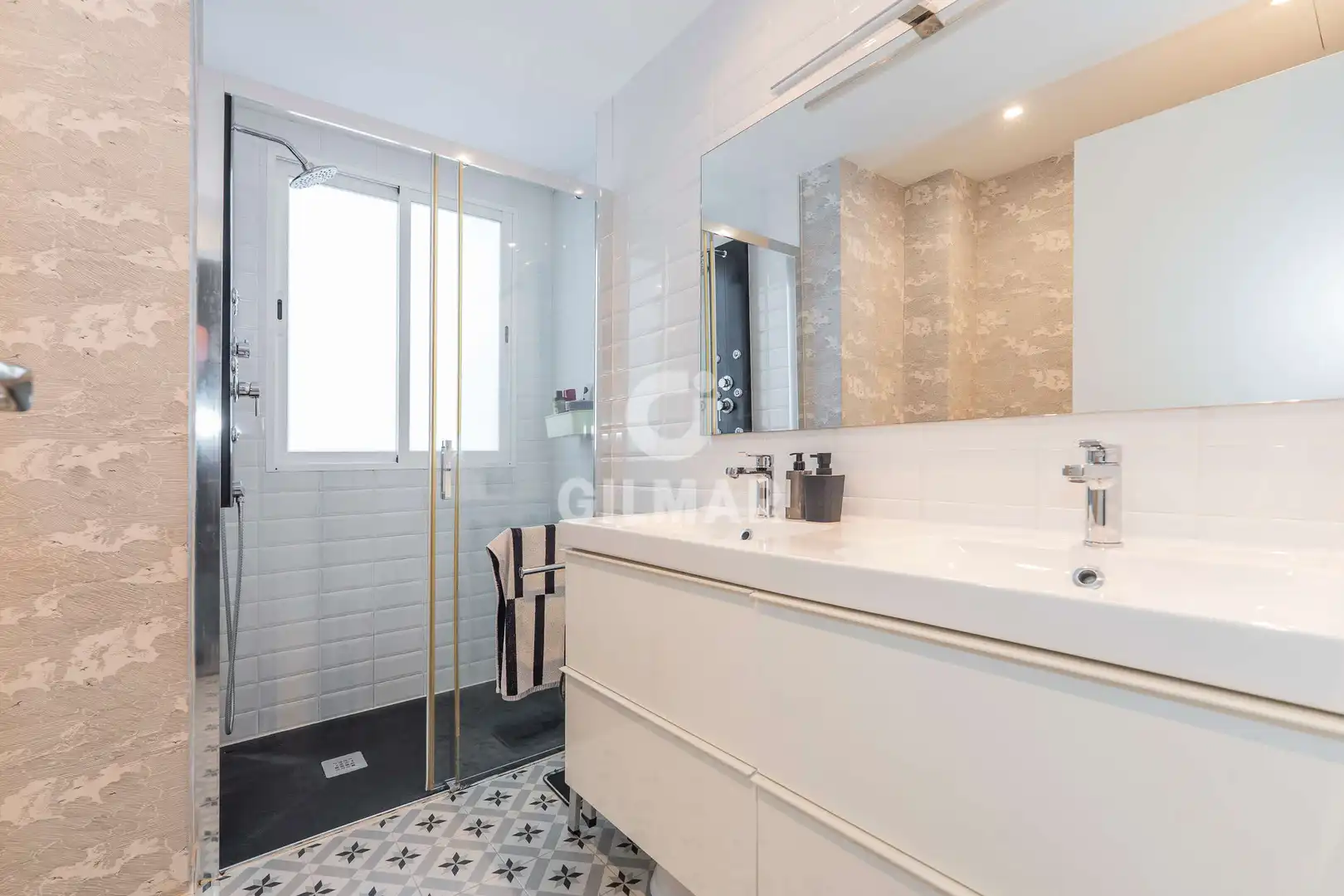 Baño de Ático en venta en Madrid con Calefacción y Balcón