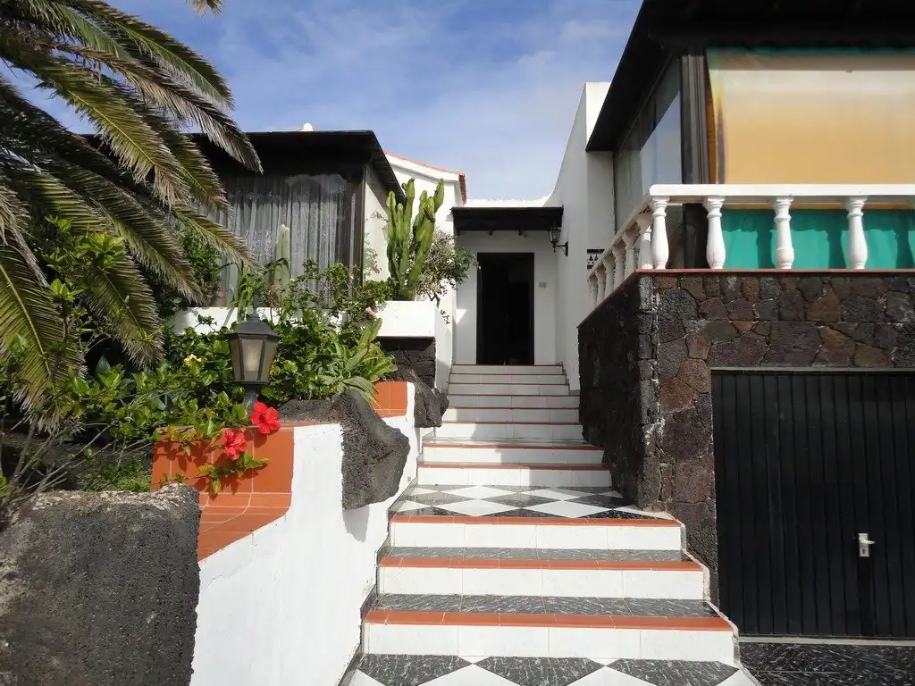 Vista exterior de Casa o xalet en venda en Teguise amb Jardí privat, Terrassa i Traster