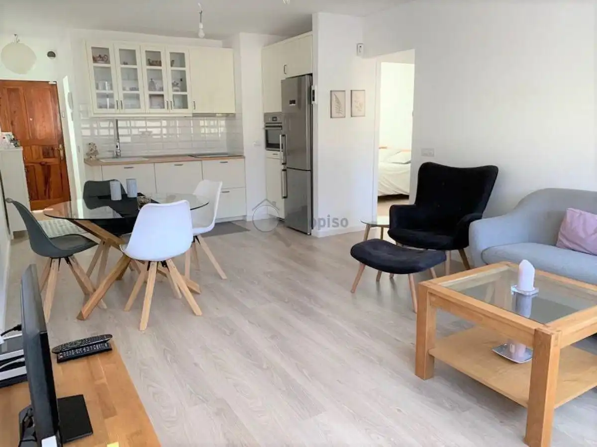 Sala d'estar de Pis de lloguer en San Cristóbal de la Laguna amb Parquet