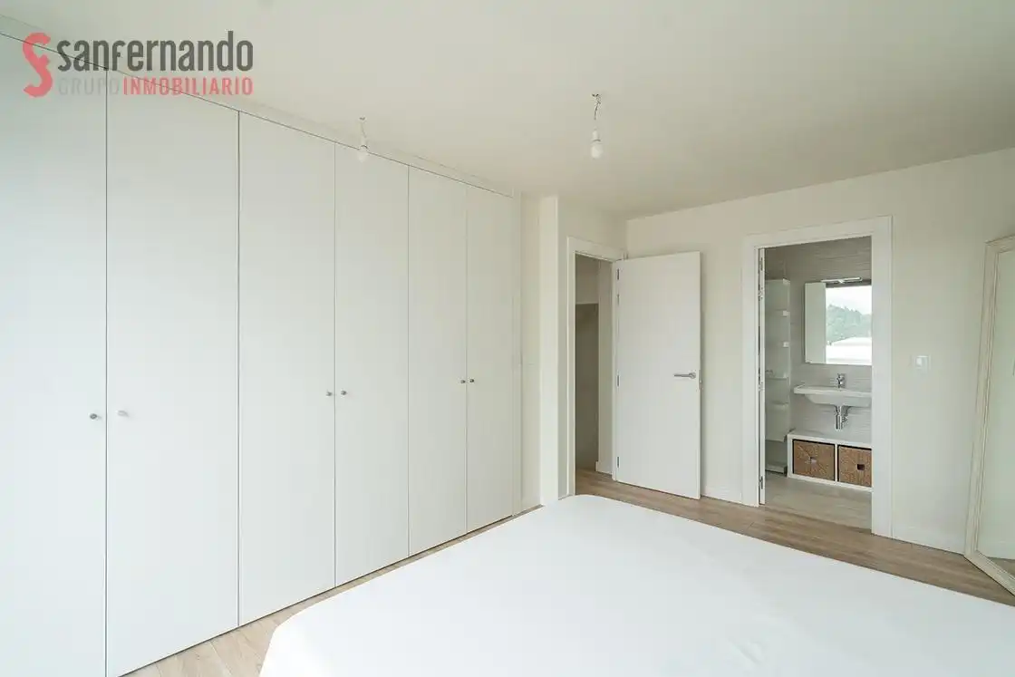 Habitación de Casa adosada en venta en Santa Cruz de Bezana con Calefacción, Jardín privado y Terraza