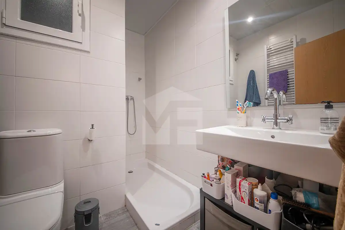 Bathroom of Flat for sale in Barcelona  with Air Conditioner and Heating