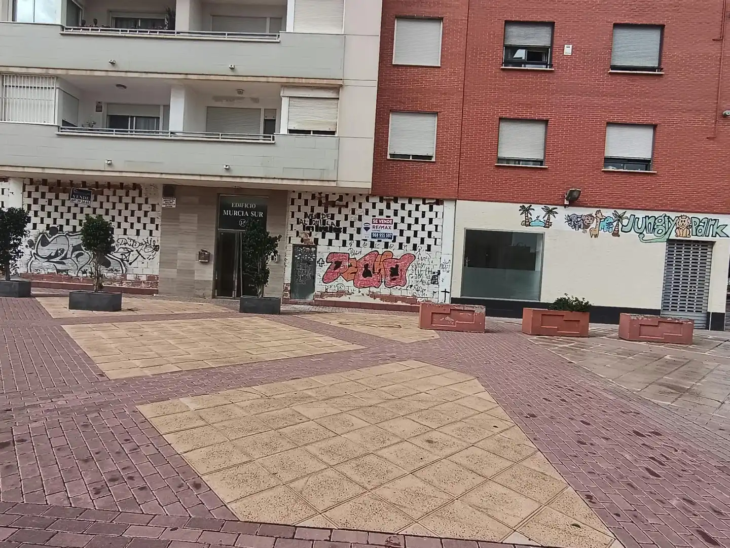 Vista exterior de Local en venda en Murcia amb Aire condicionat