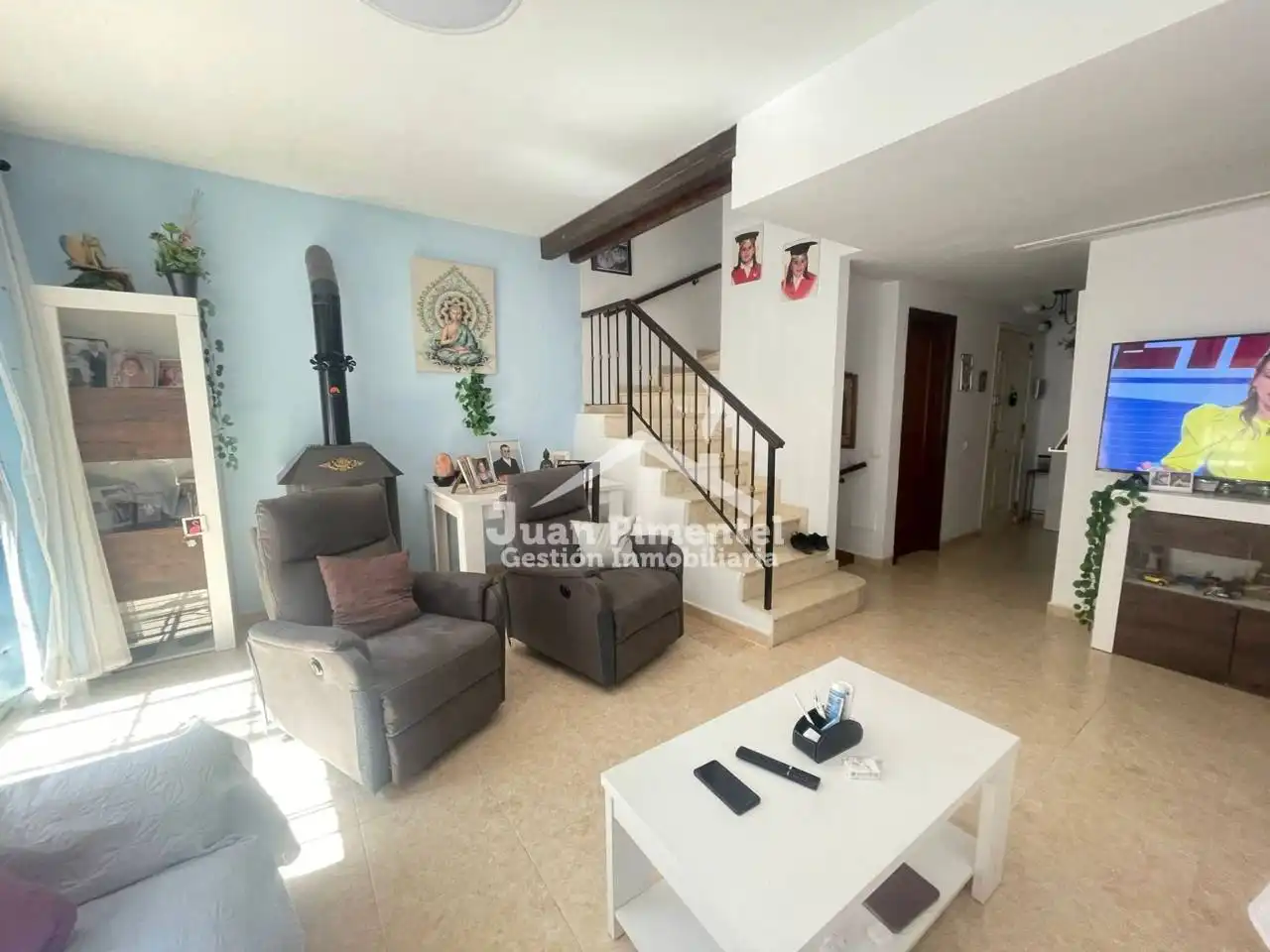 Sala d'estar de Casa adosada en venda en Estepona amb Aire condicionat, Jardí privat i Terrassa