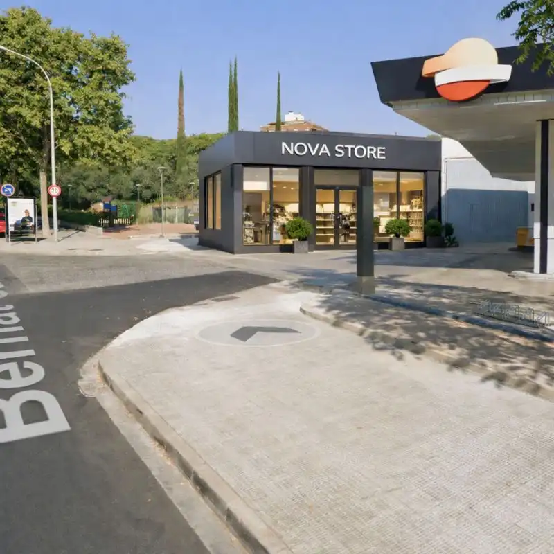 Local comercial en venda a Avinguda de Sant Bernat Calbó 38, imagen 2